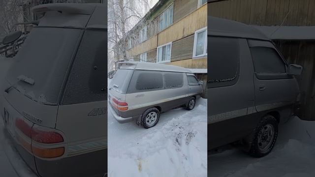 Автомобиль в зимней спячке!Якутия!