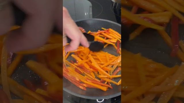 Спринг-роллы с курицей и овощами 🔥 смотреть онлайн
