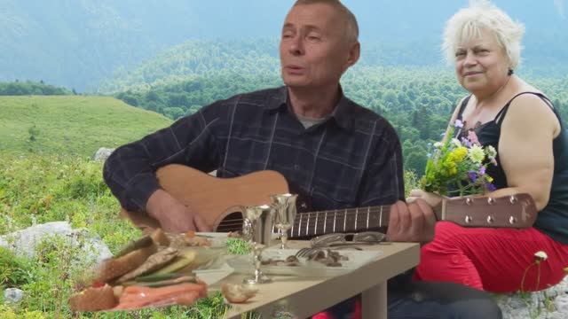 Татьяне поет любимый