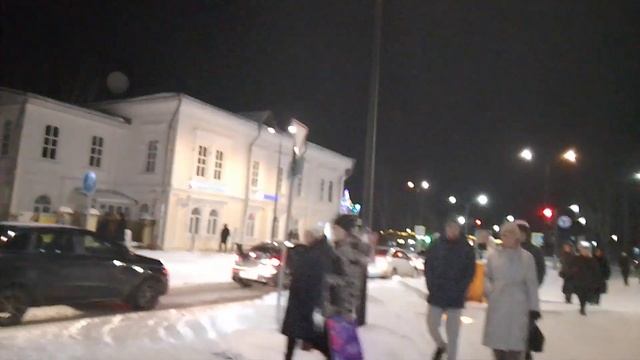 1 января, вышла прогуляться по вечернему новогоднему Глазову. Продолжение следует. смотреть онлайн