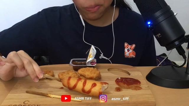 Corndog with Ketchup x Chick nuggets from Hungry Jack asmr eating - ASMR Tiff смотреть онлайн