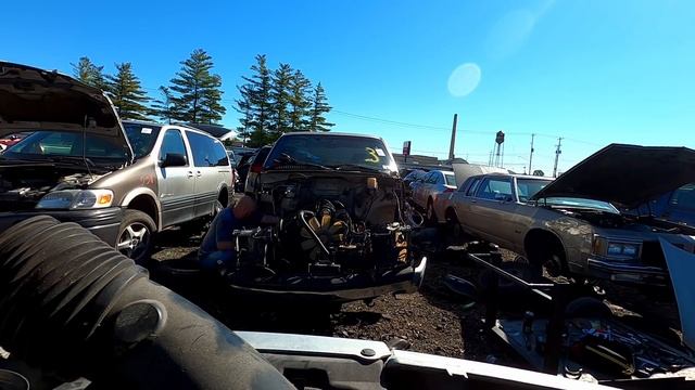 How easy is it to pull a 6.0 LS engine in the junkyard alone? смотреть онлайн