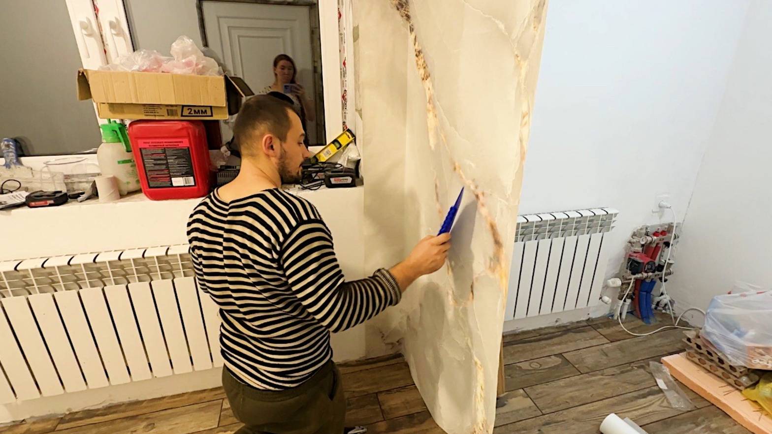 Клеим обои в прихожей. Продолжаем ремонт в доме своими руками. Как проходят наши праздники? смотреть онлайн