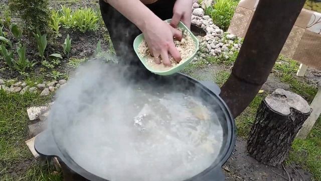 Рассольник в казане приготовленный в белорусской деревне смотреть онлайн