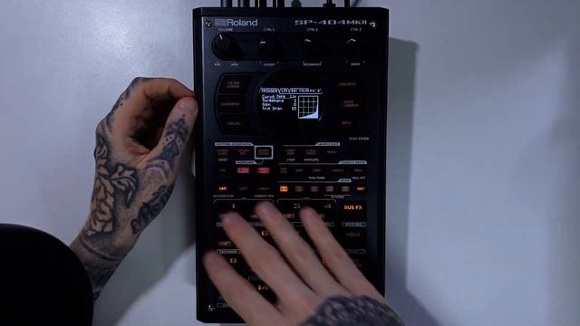 Roland SP-404 MKII Tutorial Series 09 - Working With The Pads смотреть онлайн