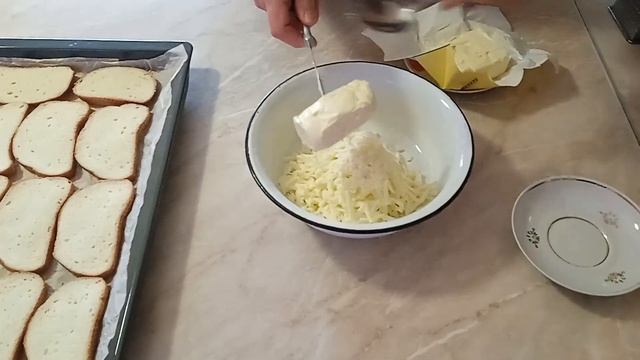 СИРНІ ГРІНКИ/ГАРЯЧІ БУТЕРБРОДИ з СИРОМ в ДУХОВЦІ/НЕЙМОВІРНО ХРУМКІ з НІЖНИМ ВЕРШКОВИМ СМАКОМ/ смотреть онлайн