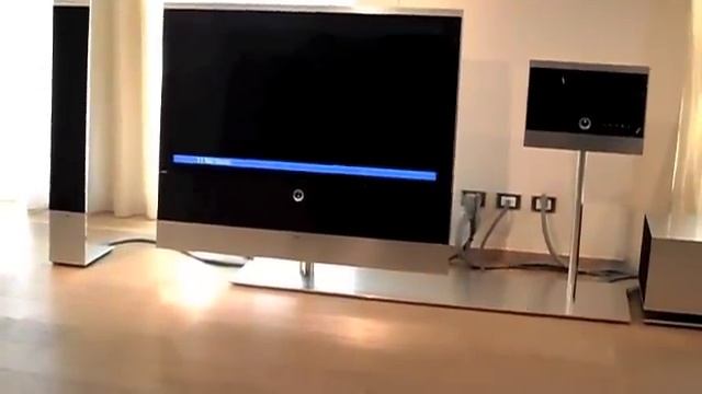 Loewe Reference: TV Reference 52, altoparlanti Reference Audio e Reference MediaCenter смотреть онлайн