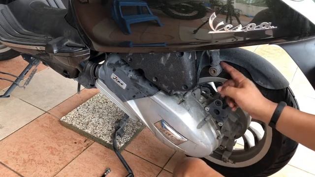 Vespa Sprint 150 iget | Air Filter Installation смотреть онлайн