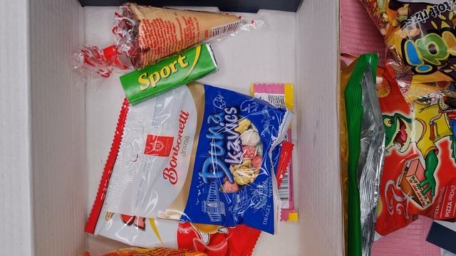 Snacks Surprise Around The World Original Box Unboxing December 2021 Hungary смотреть онлайн