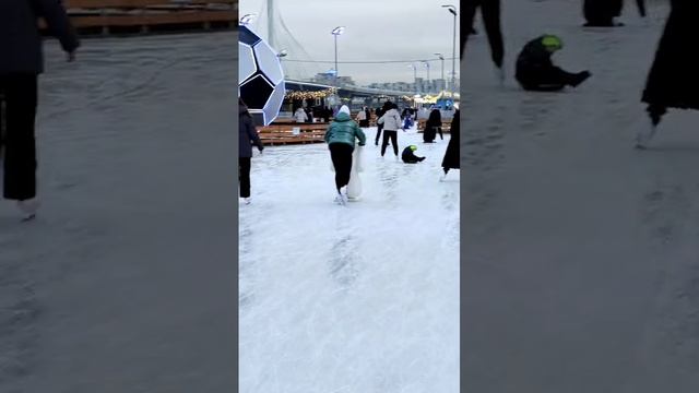 Упал под коньки. смотреть онлайн