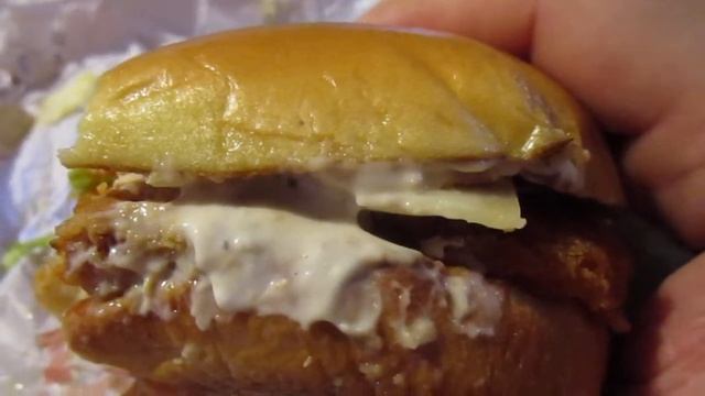 Burger King SPICY Chicken Caesar Sandwich смотреть онлайн