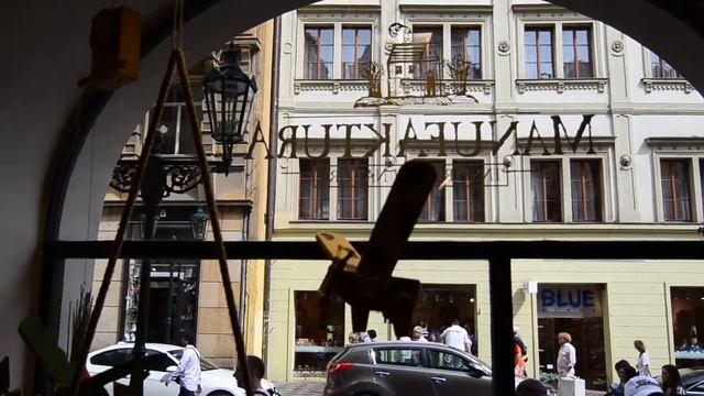 Прага. Летающая корова в магазине MANUFAKTURA смотреть онлайн