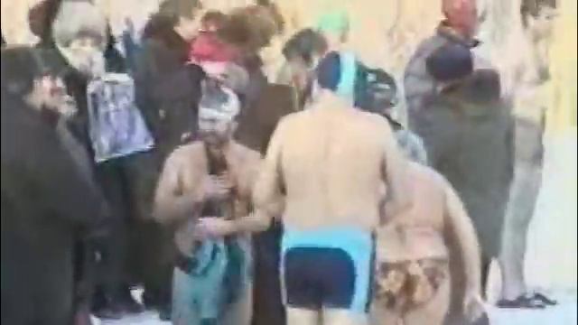 Закаляйся.  (Моржи СПб 2004)