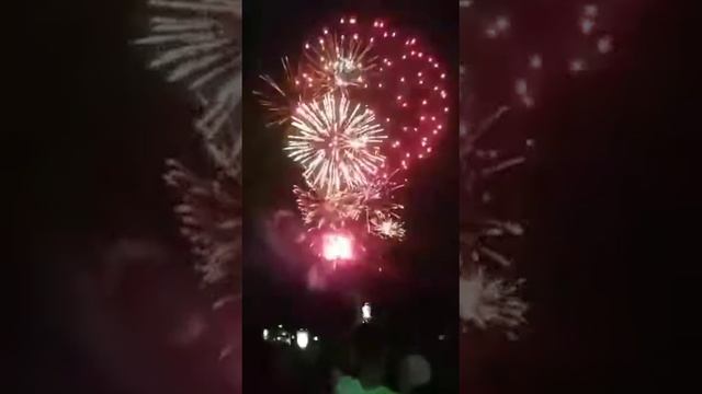 Андижан.САЛЮТ ПАРК АЛИШЕР НОВАИ смотреть онлайн