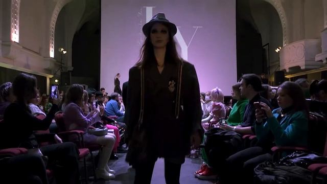 STREET FASHION SHOW 2022/Дизайнер Lyudmila Yun. Коллекция «Ярко-черный», стиль креативная классика смотреть онлайн