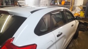 установка дефлекторов окон лада икс рей