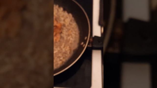 В сковороде перловка, а сверху мясо курицы - греется на плите 24-ого Июня смотреть онлайн