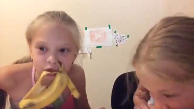 Chellenge : банан без рук😂😂||Alisa Saveliva||Pola Play||