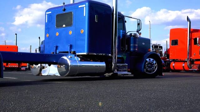 Miguel Ángel Beautiful Flattop Peterbilt - 75 Chrome Shop Truck Show