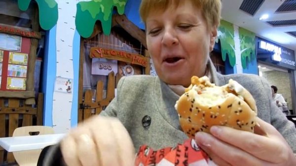 Бабушка ест шефбургер и острые ножки в KFC
