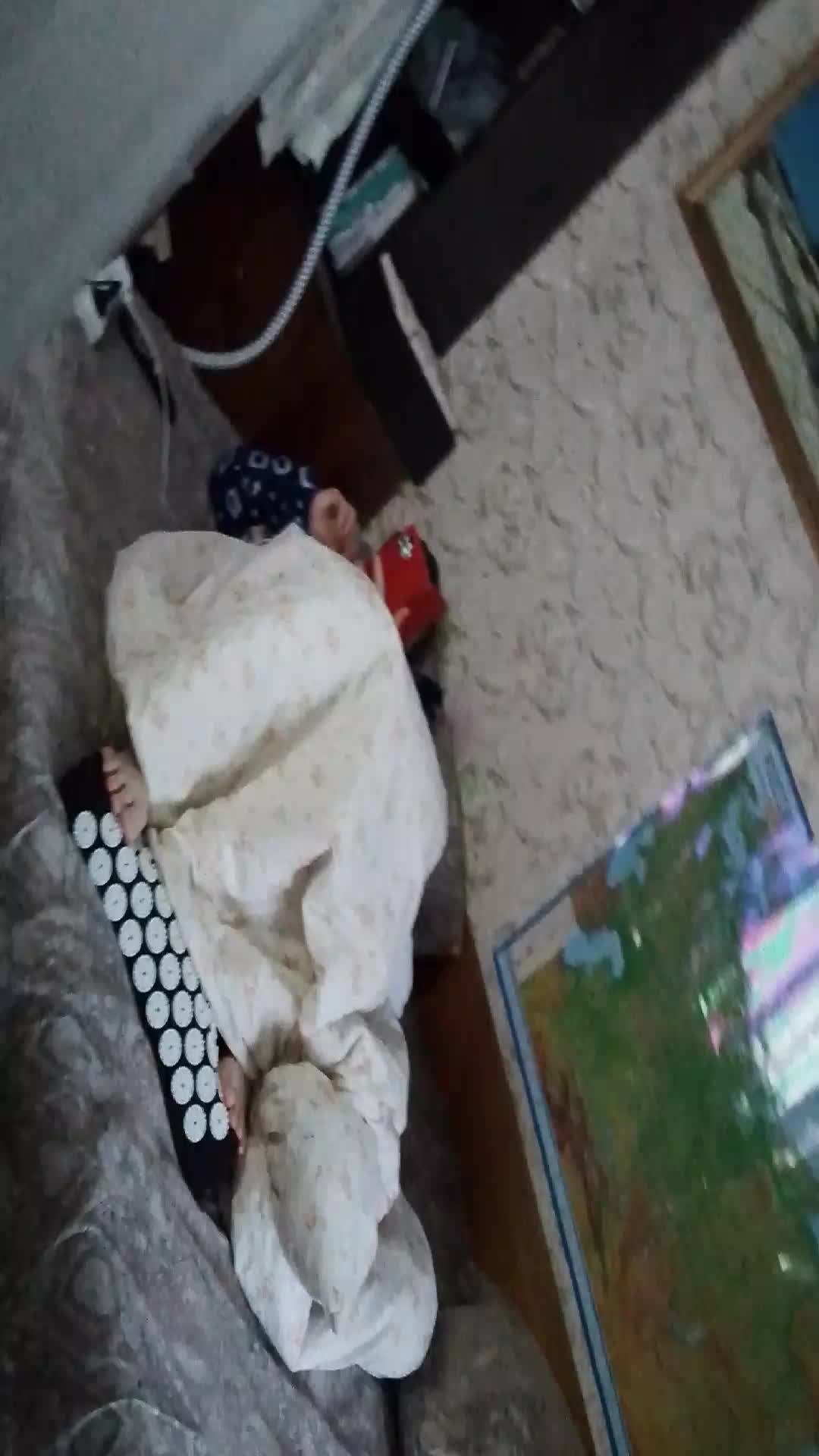 следим за ней