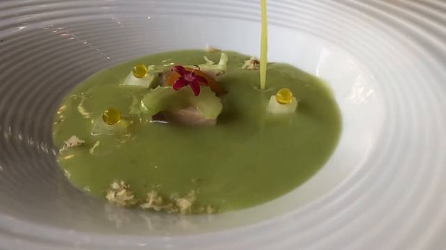 Gazpacho verde, Manzana, Apio, Hueva Albur y Esturion ahumado del restaurante Ispal de Sevilla смотреть онлайн