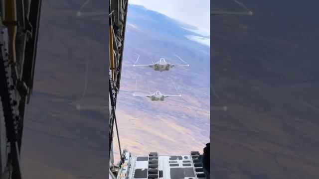 Ramp photo session with two F-35s смотреть онлайн