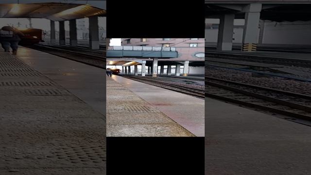 Электропоезд ЭТ2-М подъезжает к вокзалу смотреть онлайн