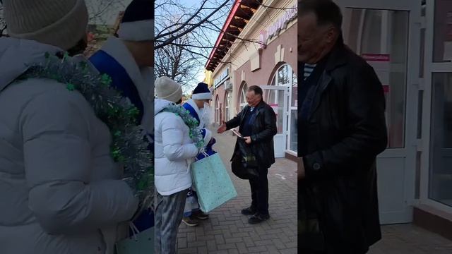 Дед мороз и его помощники распространили 210 штучного прасада и 45 книг Шрилы Прабхупады 🎅❄🎉🎄