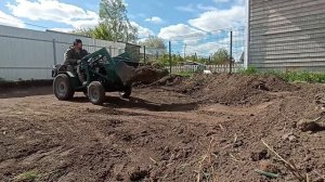 самоделтный минитрактор.  занижаю площадку, завожу щебень.