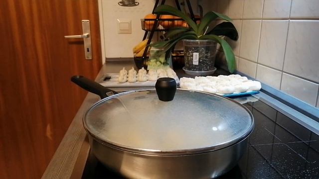 Кисики "жареные пельмени", салат капустный. смотреть онлайн