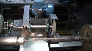 Круглая шлифовка на токарном станке.