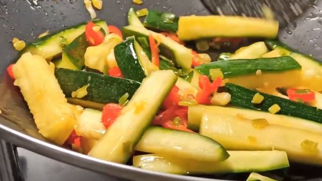 recette healthy pour le soir, délicieuse courgette à la poêle ou au wok, rapide et facile. 12 смотреть онлайн