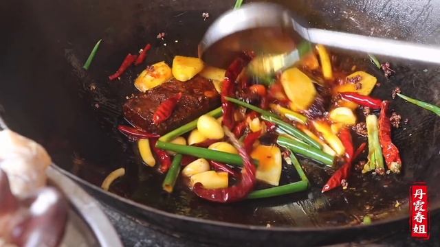 【丹霞春姐】280元买2个大牛蹄，春姐做牛蹄火锅，直接抱着啃肉，吃过瘾了！ смотреть онлайн