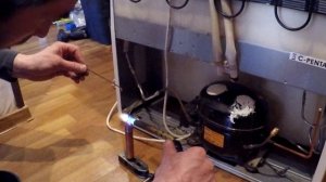 Холодильник "Индезит"-  плохо охлаждается холодильная (основная) камера. Ремонтируем.