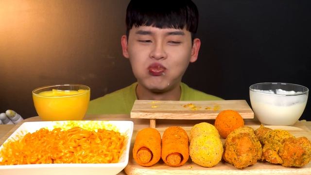 ASMR 치즈불닭볶음면🔥 뿌링클 닭다리🍗 뿌링 치즈볼 핫도그 소떡소떡 먹방~!! Spicy Cheese Noodles With 🧀 Ball Corn Dog MuKBang~!! смотреть онлайн