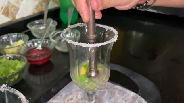 Make Summer exotic drinks in just 2 mins-Virgin mojito and Roohafza mojito смотреть онлайн