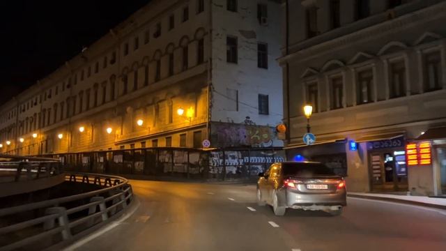 Тбилиси. С набережной на проспект Руставели и до площади Героев. Ночной маршрут. смотреть онлайн
