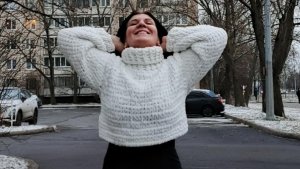 Укороченный свитшот из alize puffy fine.