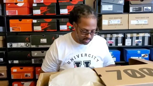 Yeezy 700 MNVN | unboxing & review | in Full HD 1080p | #1000SubscriberGiveaway смотреть онлайн