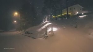 Сильный снегопад на ночной прогулке в формате 4K HDR в Швеции