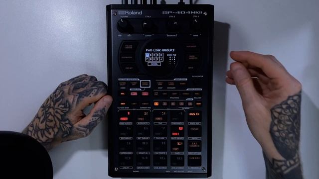 Roland SP-404 MKII Tutorial Series 11 - Pad Linking And Layering смотреть онлайн