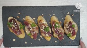 Брускетта с сыром камамбер и грушей.