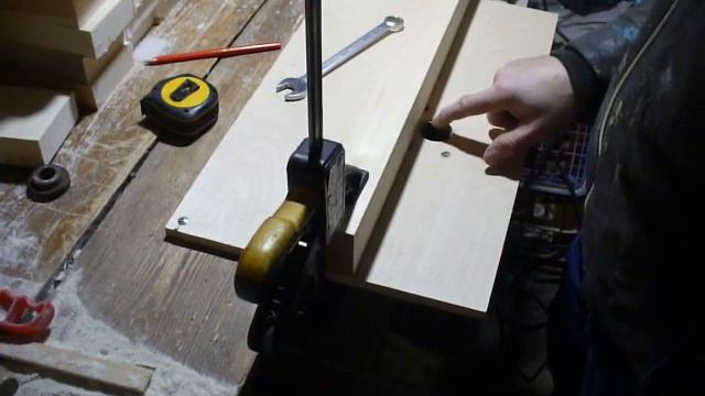 Пазы ручным фрезером в боковых планках рамок для ульев. смотреть онлайн