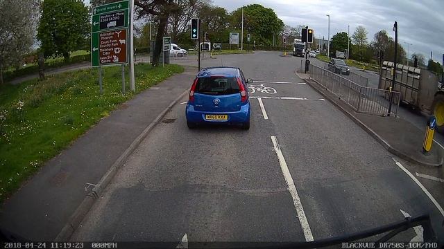 Vauxhall Agila observes wrong traffic lights смотреть онлайн
