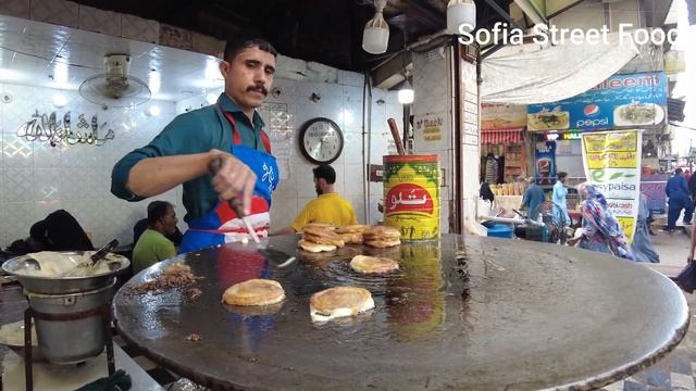 KING OF KHARADAR STREET FOOD OF KARACHI PAKISTAN VERY FAMOUS BUN KEBAB. JUST FOR $0.20 смотреть онлайн