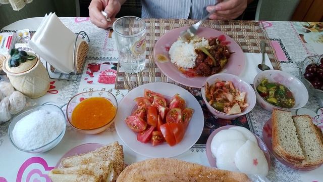 Приглашаем на ужин.За разговором не заметил,как тарелка опустела. смотреть онлайн