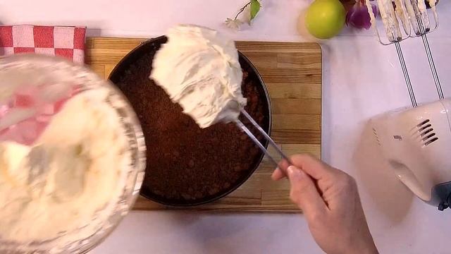 Super tasty monchou pie with a topping of cinnamon apples and toffee sauce смотреть онлайн