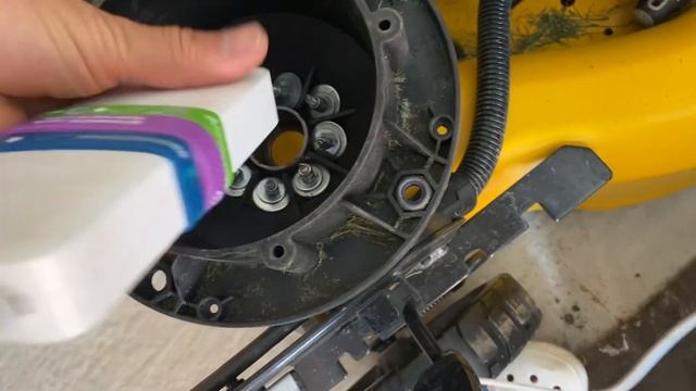 Газонокосилка де Валт , есть слабые места , но косилка очень хорошая на аккумуляторах