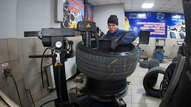 Шиномонтаж колеса 275/35R21